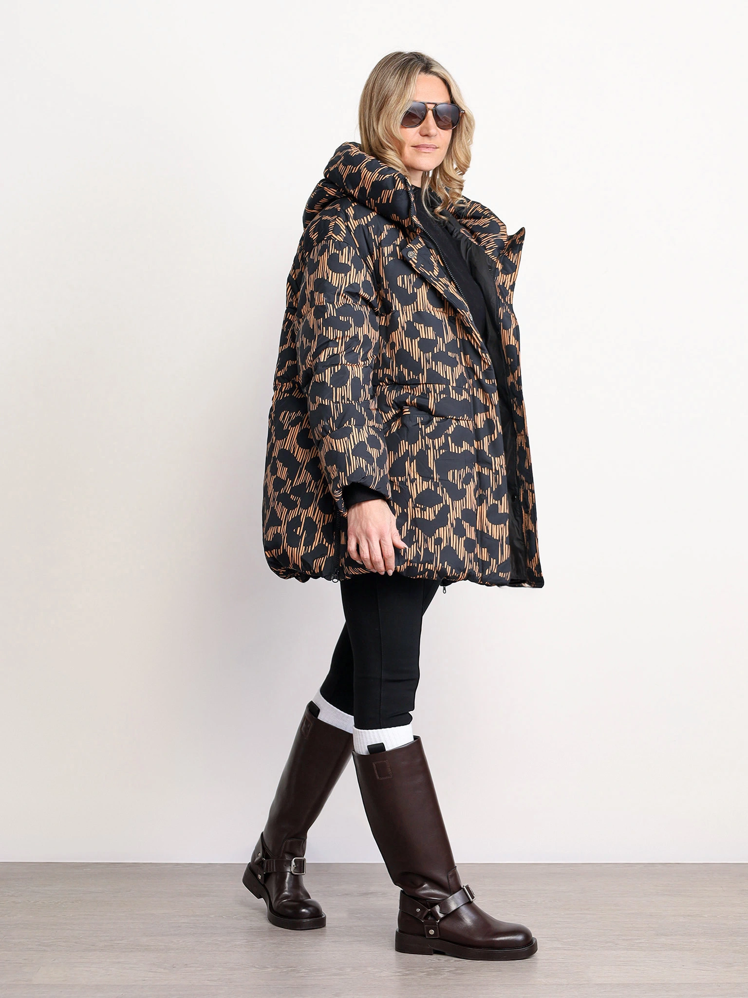 Пуховик с абстрактным принтом коричневого цвета с капюшоном